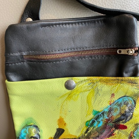 Small crossbody bag purse rare with painted parrots multicolour w/shoulder strap - Picture 6 of 11